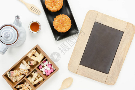 桌面视图装饰秋节背景概念的空中图像平躺小吃打破甜蛋糕和茶与背板模拟现代质朴的图片