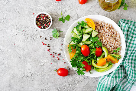 饮食菜单新鲜蔬菜的健康素食沙拉西红柿甜椒和碗上的粥素食图片