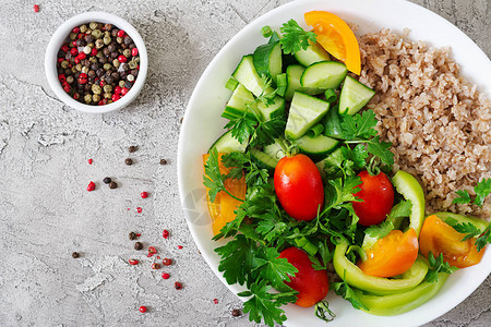饮食菜单新鲜蔬菜的健康素食沙拉西红柿黄瓜甜椒和碗上的粥素食图片