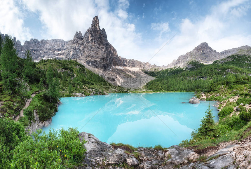 意大利多洛米蒂山脉的山脉和绿松石湖意大利的索拉皮斯湖夏图片