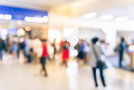 在登机口航站楼机场等待登机的乘客群体模糊图片