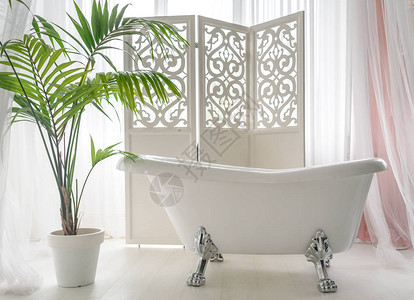 美丽的豪华复古空浴缸靠近浴室内部的大窗户图片