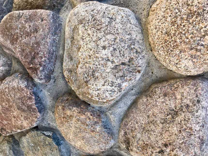岩石墙壁上天然雕刻固体强粗糙锐纹理矿物灰色棕石头鹅卵石的纹图片