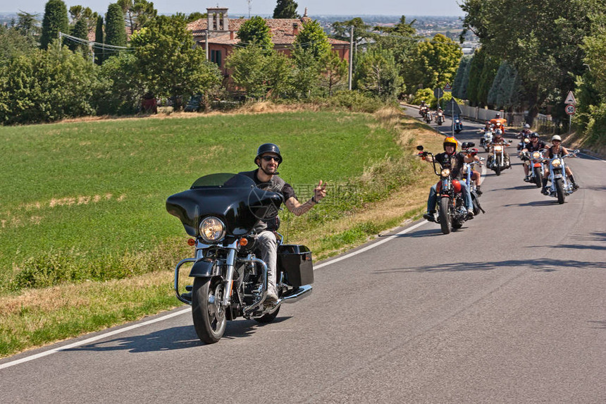 2012年7月14日在意大利BertinoroFC举行摩托集会跑路车的美国摩托车骑自行车者HarleyDa图片