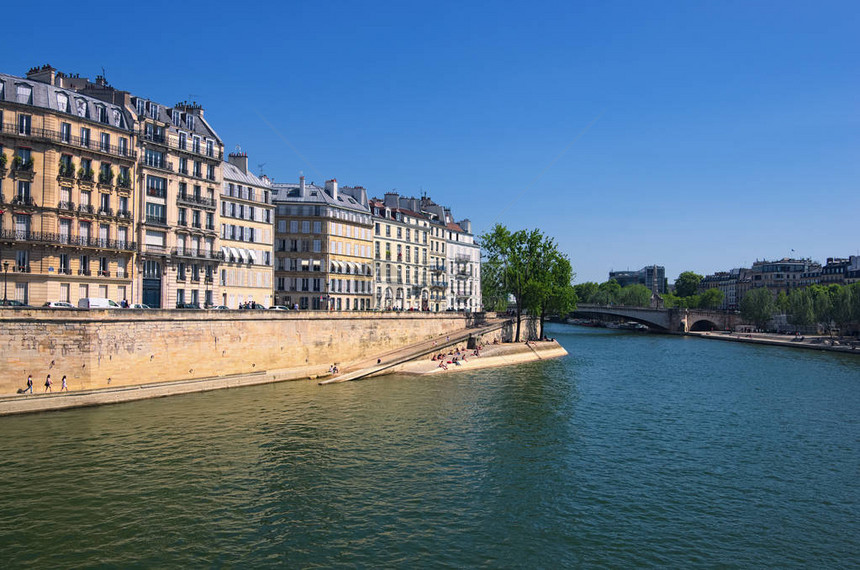 法国巴黎塞纳河的景色堤岸阳图片