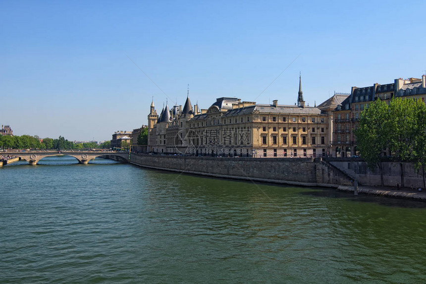 彩色户外巴黎城市景观照片在法国巴黎塞纳河上的桥梁PontauChange法国上诉法院大楼在阳图片