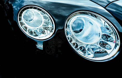 LED车灯豪华车的特写细节美丽的现代优雅大灯车黑色汽车汽车行业技术汽车零背景图片