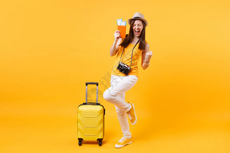 带着护照机票手提箱的夏帽兴奋快乐的旅游女人图片