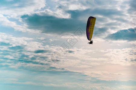 摩托车滑翔伞在蓝天空中飞行图片