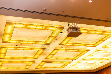 企业内部办公楼和灯光收纳的天花板封顶图片