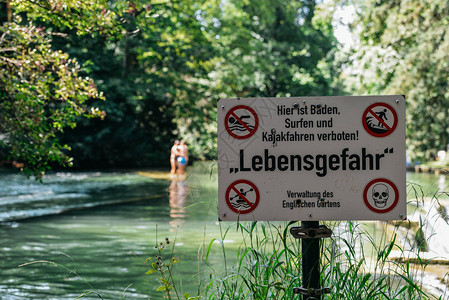 德国警告游泳者不要在快速移动的Eisbach游泳高清图片