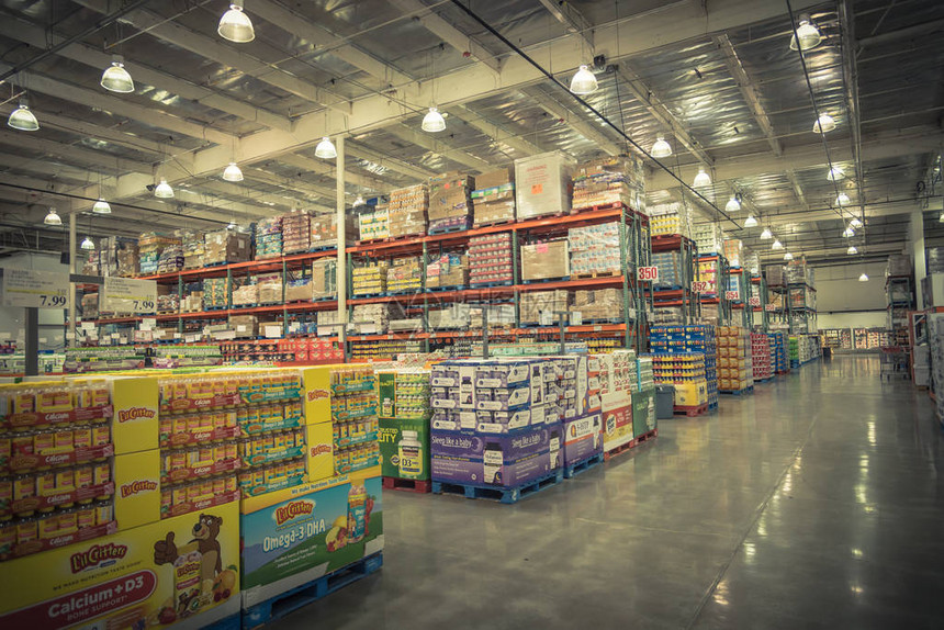 Costco批发大盒子商店的补充剂和多种维生素它是美国最大的会员制仓库俱乐部图片