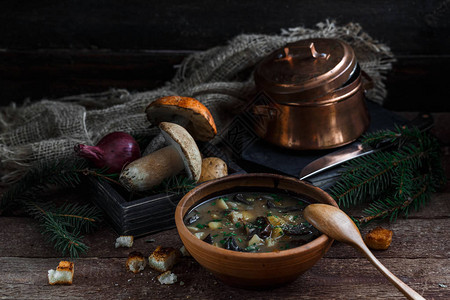 陶瓷碗中的蘑菇汤底铜锅和蘑图片