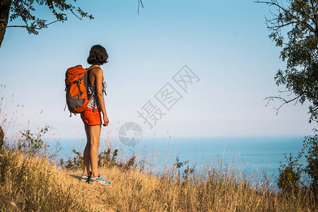 一个女人背着包旅行图片
