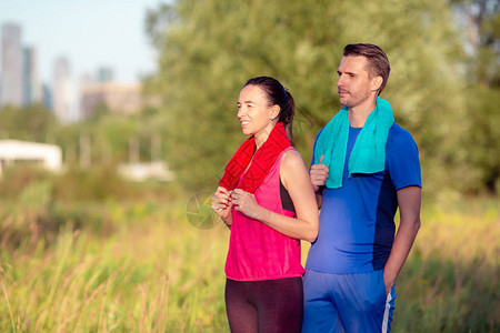 适合在户外公园跑步的情侣一起跑的运动家庭健康生活图片