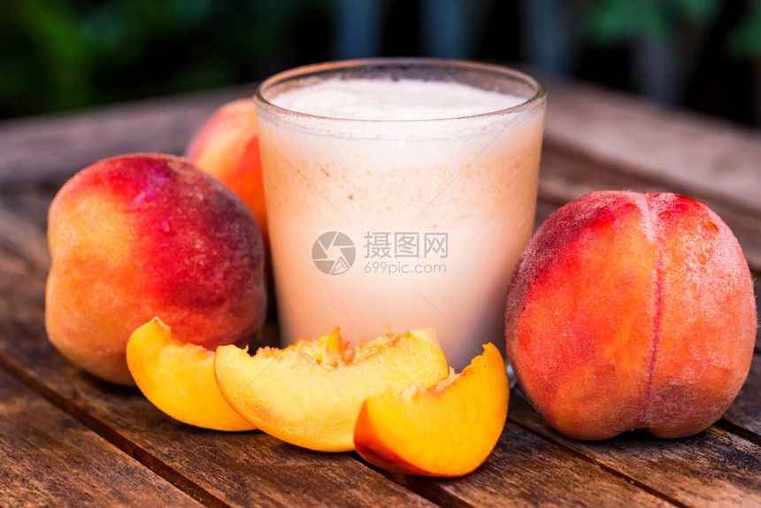 以桃酸奶和木质表面的新鲜桃子为密封杯子