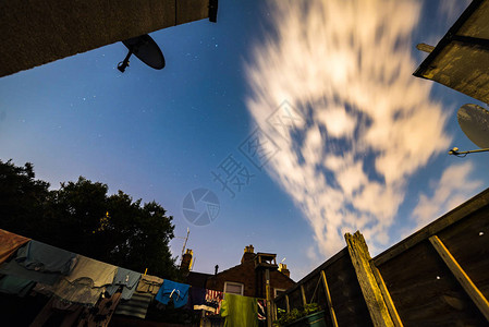 从英国后院看夜星天空周围有洗衣图片