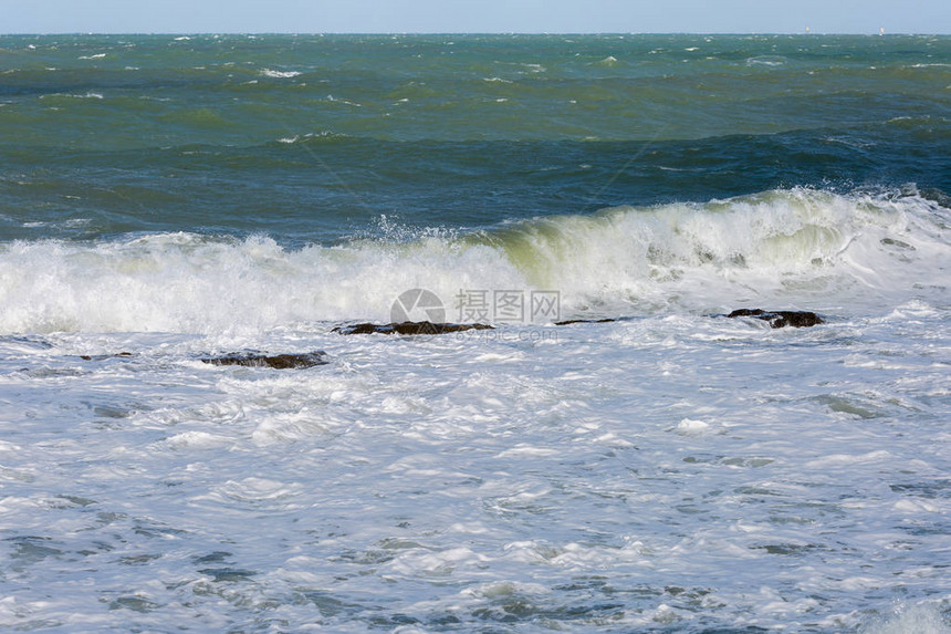 在岩石海岸冲破的海浪自然风光图片