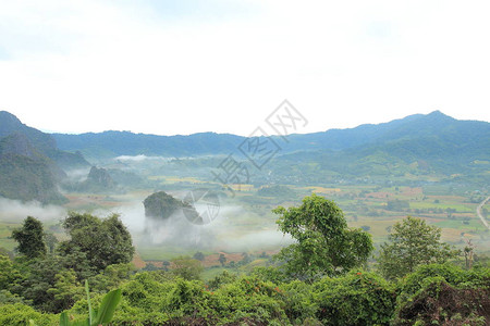 露头山上巨大的美丽岩石从地面突出背景图片