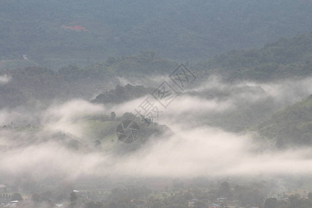 露头山上巨大的美丽岩石从地面突出背景图片