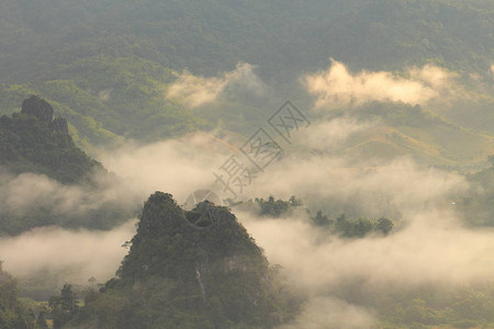 露头山上巨大的美丽岩石从地面突出背景图片