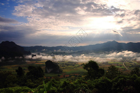 露头山上巨大的美丽岩石从地面突出背景图片