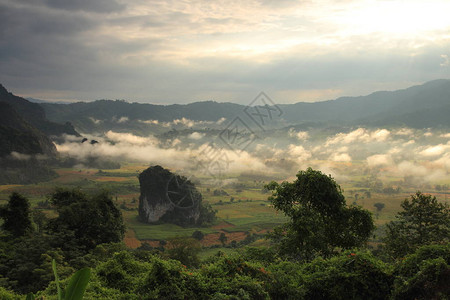 露头山上巨大的美丽岩石从地面突出背景图片