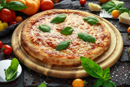 烤焦的马格赫里塔披萨加番茄酱干酪和奶油图片