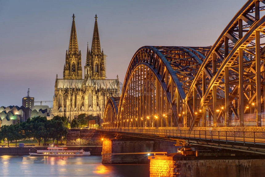 科隆教堂与霍亨佐勒恩桥在黄昏莱茵图片