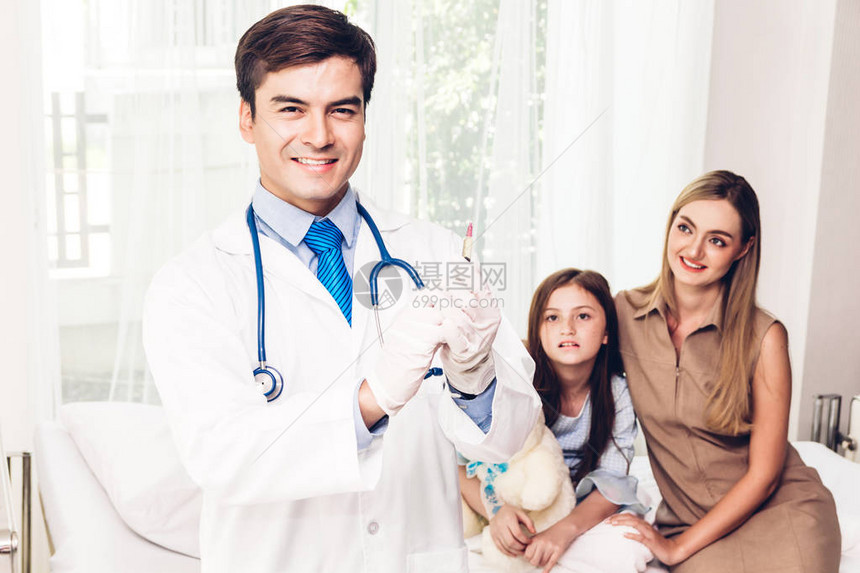 戴防护手套的医生在医院给小女孩注射医图片