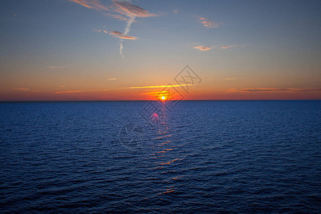海面日落自然景观蓝色的海洋和蓝图片