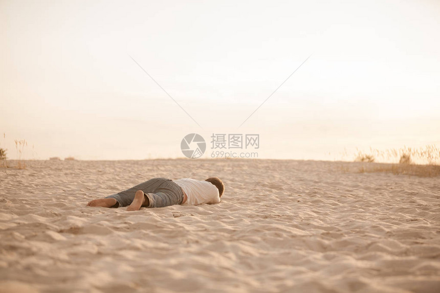 男人沙漠口渴沙热太阳斗争反抗图片