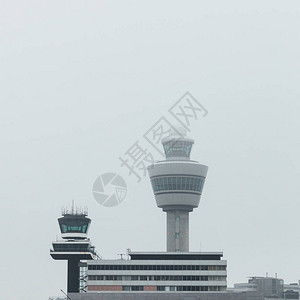 大雾天气下的机场交通管制塔图片