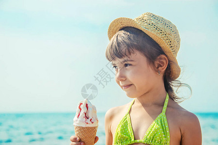 孩子在海上吃冰淇淋有选择图片