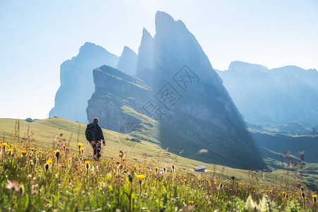 高岩背景旅游者体育和活跃生活概念在意大利多洛米特山区的冒险和旅行图片