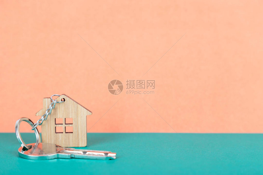 房子形木钥匙链上的钥匙图片
