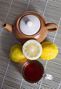 热茶壶用柠檬和杯子图片