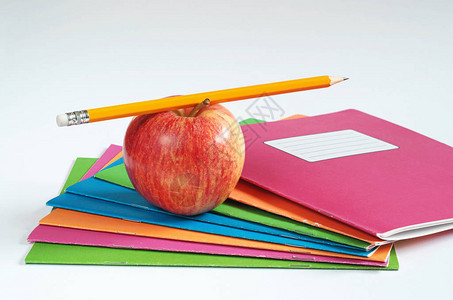 学校彩色笔记本白底铅笔和苹图片