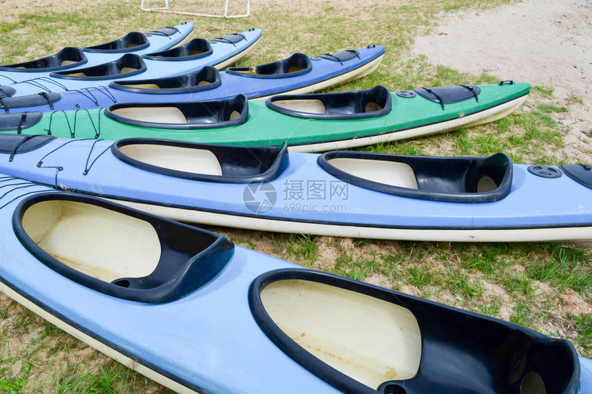 很多蓝色绿独木舟上面有鼻子的前部用于水上运动游泳就躺在图片