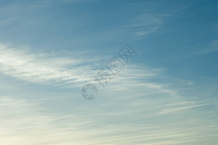 蓝天与羽毛状云彩日落图片