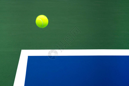 户外比赛中球场上的网球图片