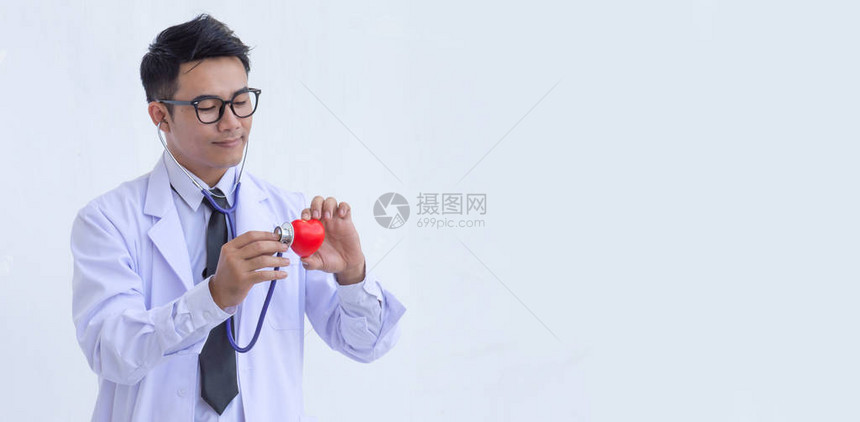 医生用听诊器检查红心图片