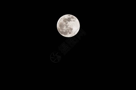 满月在黑暗的天空中被孤立明亮和暗色背景图片