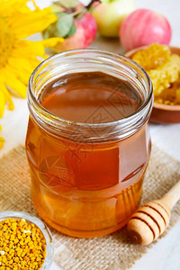 玻璃罐中的蜂蜜蜂窝花粉养蜂产品健康饮食的概图片