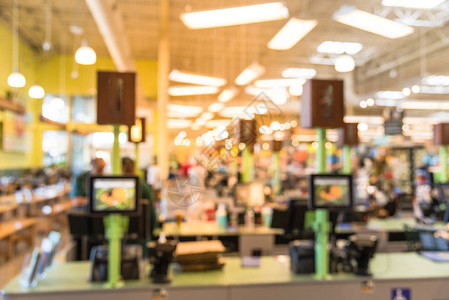 在结账柜台排队的人模糊图像收银员顾客用信卡向超市的店员付款收银台背景图片