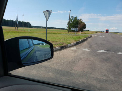 驾驶时镜子中的道路交通视图图片