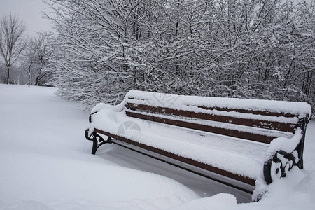 冬季公园积雪的长凳图片