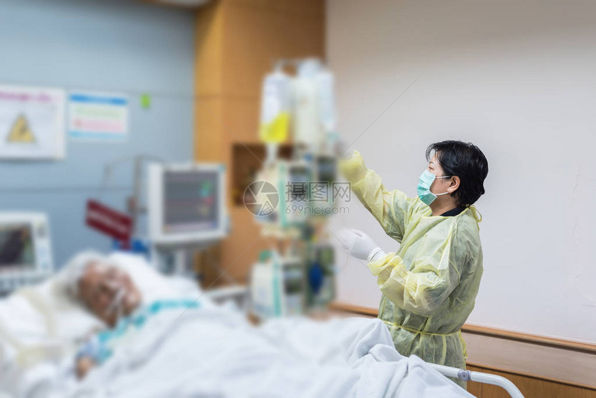 40多岁的亚洲女是照顾CRE的耐心亲属或VRE在医院重症监护病房ICU病房的病床上感染了80多图片
