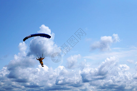 跳伞者在降落伞的深蓝色小天篷下图片