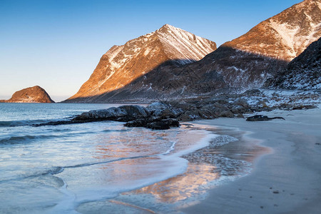 挪威罗弗敦群岛日落时的海岸线挪威的自然海景海浪和沙子海岸线图片